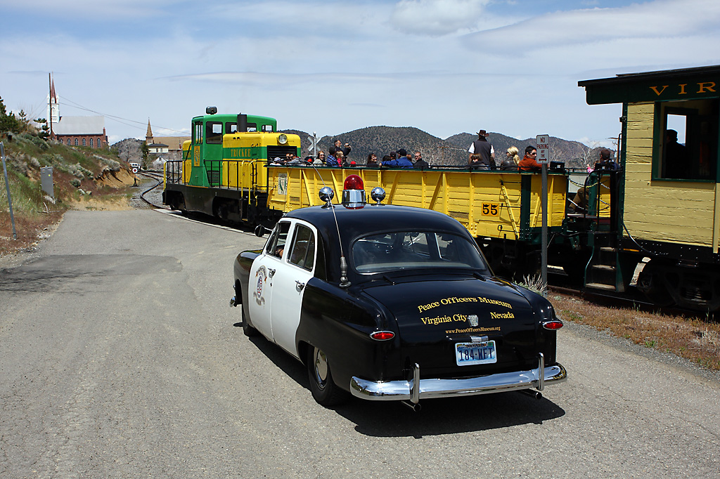A Policejní auto i s vlakem